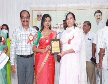Dr. S. M. Abinaya receiving an award of honour from the District Collector of Kancheepuram